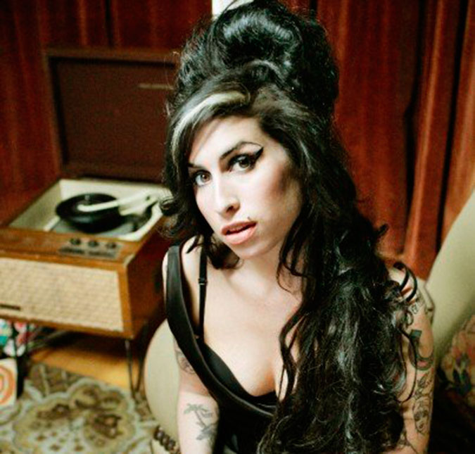 Amy Winehouse arrasava até na hora de cantar parabéns para as amigas, confira!