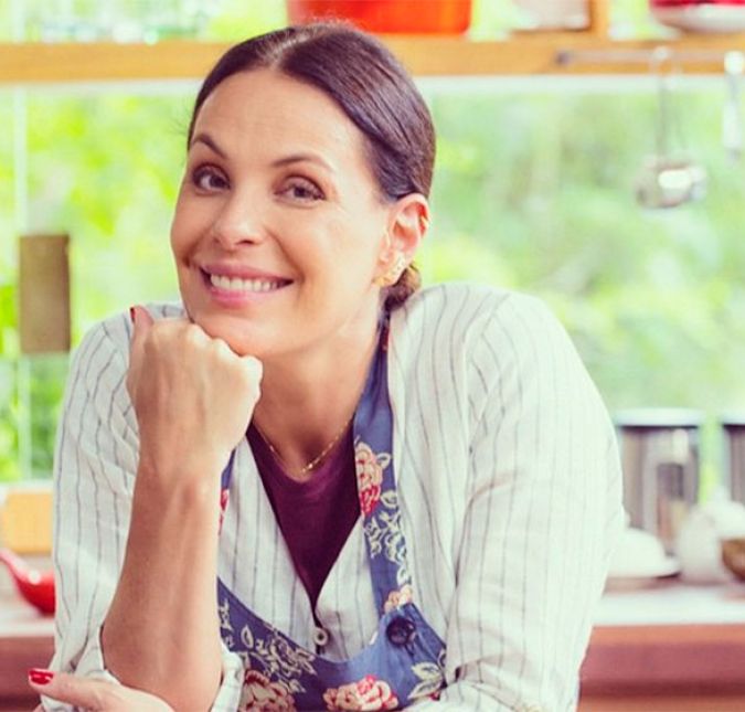 Com 47 anos de idade, em 2014, Carolina Ferraz engravidou pela segunda vez. Ela, que já era mãe de Valentina, deu boas-vindas à pequena Isabel. O bebê é fruto de seu relacionamento com Marcelo Marins. Que presentão para a mamãe, não é? Com 47 anos de idade, em 2014, Carolina Ferraz engravidou pela segunda vez. Ela, que já era mãe de Valentina, deu boas-vindas à pequena Isabel. O bebê é fruto de seu relacionamento com Marcelo Marins. Que presentão para a mamãe, não é?