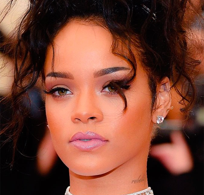 Rihanna vai curtir balada, mas acaba ouvindo latidos
