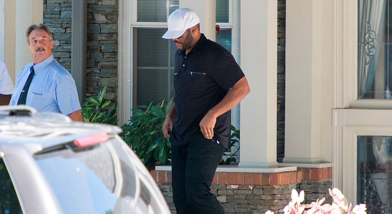 Tyler Perry visita Bobbi Kristina Brown enquanto namorado continua afastado