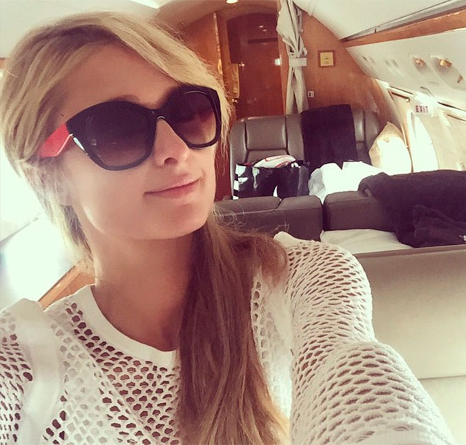 Depois de <I>pegadinha</I> polêmica em avião, Paris Hilton diz que vai processar os responsáveis
