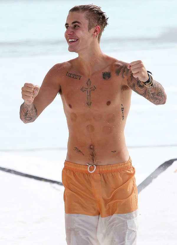 Justin Bieber exibe o tanquinho, as tatuagens e marcas de um tratamento durante passeio em praia, veja as fotos!