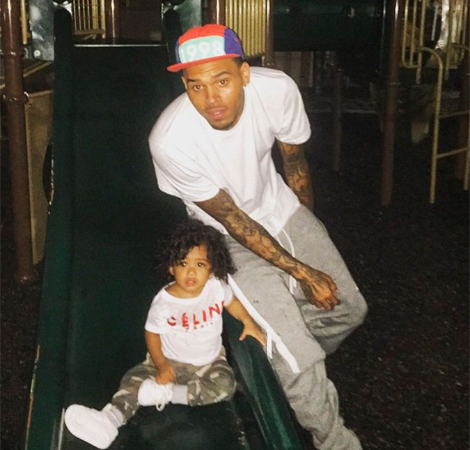 Mãe da filha de Chris Brown quer 46 mil reais em pensão, diz <i>site</i>