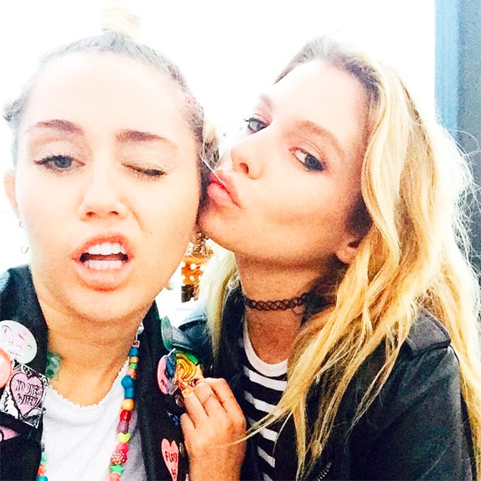 Miley Cyrus é vista aos beijos com modelo da <i>Victoria´s Secret</i>