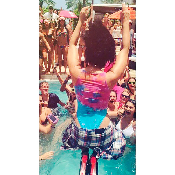 Demi Lovato aposta em maiô cavado para pular na piscina. Veja!