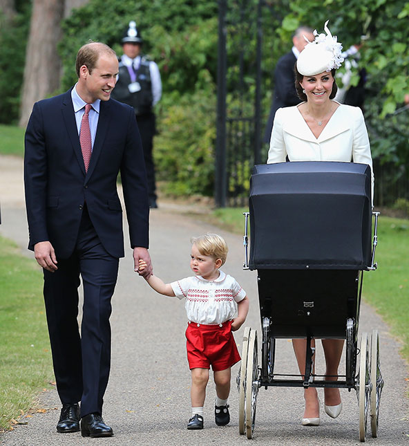 Princesa Charlotte chega a seu batizado acompanhada dos pais e do irmãozinho George