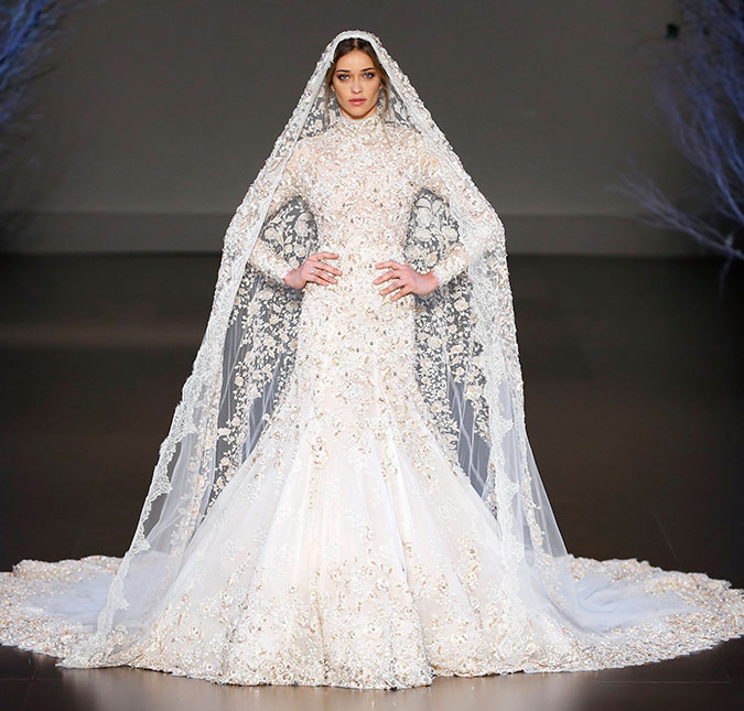Prestes a casar, Ana Beatriz Barros fecha desfile com vestido de noiva em Paris