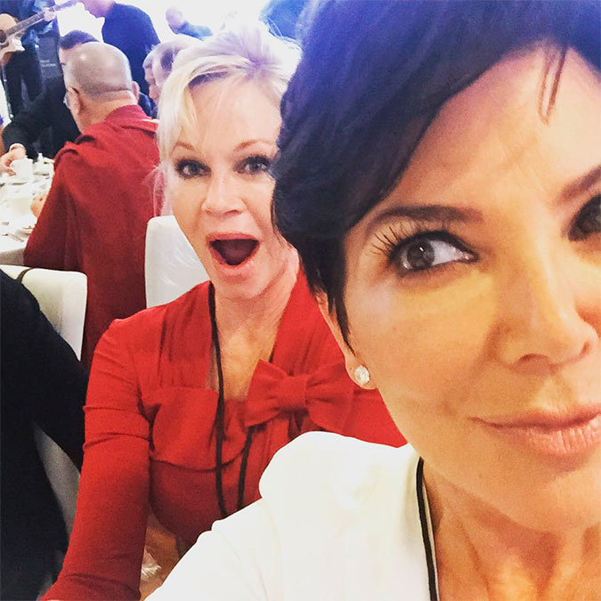 Kris Jenner e Melanie Griffith fazem <i>selfie</i> com o Dalai Lama