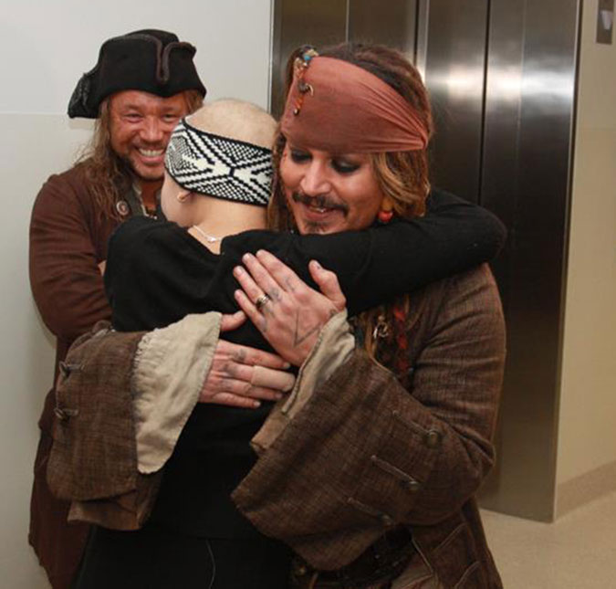 Vestido de Jack Sparrow, Johnny Depp anima hospital infantil. Assista!