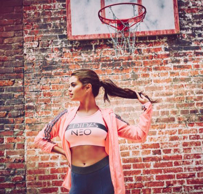 Selena Gomez abusa da barriguinha de fora ao posar para sua própria marca de roupas