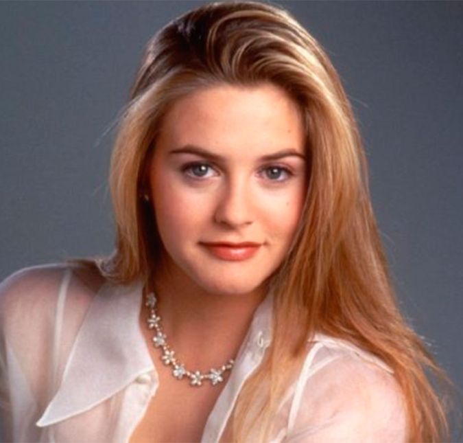 É só falar de As Patricinhas de Beverly Hills que todo mundo tem ótimas lembranças da adolescência, não é mesmo? O sucesso dos anos 1990 foi protagonizado por Alicia Silverstone, que viveu Cher quando tinha apenas 19 aninhos de idade. A atriz acabou se tornando modelo para uma geração e por esse motivo abriu mão de alguns papéis que poderiam mudar essa imagem. Ela até conseguiu alguns trabalhos, como a de Batgirl, em Batman & Robin, e Heather, em Scooby-Doo 2: Monstros à Solta, mas a fama de patricinha ainda permaneceu, e ela acabou ficando presa a pequenas produções e personagens secundários. É só falar de As Patricinhas de Beverly Hills que todo mundo tem ótimas lembranças da adolescência, não é mesmo? O sucesso dos anos 1990 foi protagonizado por Alicia Silverstone, que viveu Cher quando tinha apenas 19 aninhos de idade. A atriz acabou se tornando modelo para uma geração e por esse motivo abriu mão de alguns papéis que poderiam mudar essa imagem. Ela até conseguiu alguns trabalhos, como a de Batgirl, em Batman & Robin, e Heather, em Scooby-Doo 2: Monstros à Solta, mas a fama de patricinha ainda permaneceu, e ela acabou ficando presa a pequenas produções e personagens secundários.