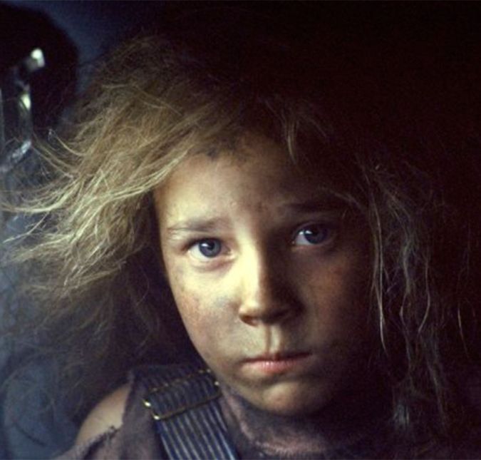 Você com certeza se lembra desse rostinho, não é mesmo? Carrie Henn ficou conhecida por interpretar Newt na sequência Aliens - O Resgate. Mas, como nem tudo são flores, a moça não conseguiu emplacar a carreira e esse foi o único trabalho dela em frente às câmeras. Você com certeza se lembra desse rostinho, não é mesmo? Carrie Henn ficou conhecida por interpretar Newt na sequência Aliens - O Resgate. Mas, como nem tudo são flores, a moça não conseguiu emplacar a carreira e esse foi o único trabalho dela em frente às câmeras.