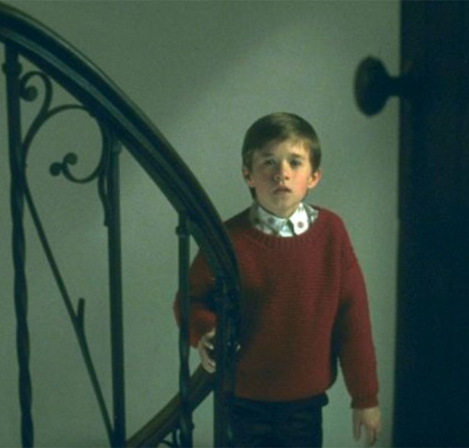 O Sexto Sentido foi um verdadeiro sucesso no final dos anos 1990, não é mesmo? E a culpa foi, em grande parte, pela interpretação do talentoso Haley Joel Osment, que deixou todo mundo emocionado com a história do pequeno Cole Sea. O ator fez alguns outros trabalhos em obras como Lições Para Toda Vida e Duelo de Gigantes, mas nada que fizesse ele não continuar a ser lembrado como o menininho que vê gente morta a todo momento. O Sexto Sentido foi um verdadeiro sucesso no final dos anos 1990, não é mesmo? E a culpa foi, em grande parte, pela interpretação do talentoso Haley Joel Osment, que deixou todo mundo emocionado com a história do pequeno Cole Sea. O ator fez alguns outros trabalhos em obras como Lições Para Toda Vida e Duelo de Gigantes, mas nada que fizesse ele não continuar a ser lembrado como o menininho que vê gente morta a todo momento.