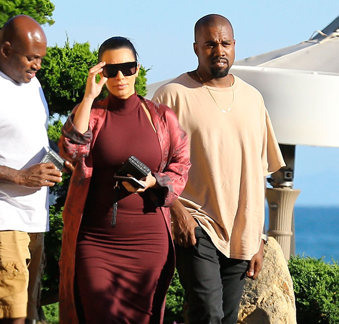 Usando vestido justíssimo, Kim Kardashian mostra a barriguinha de grávida em passeio