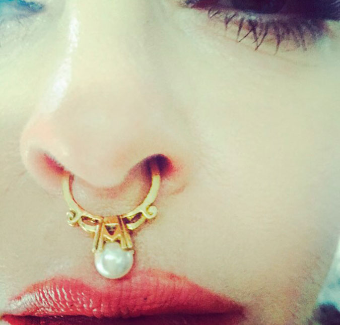 Madonna coloca <i>piercing</i> enorme no nariz. Confira!
