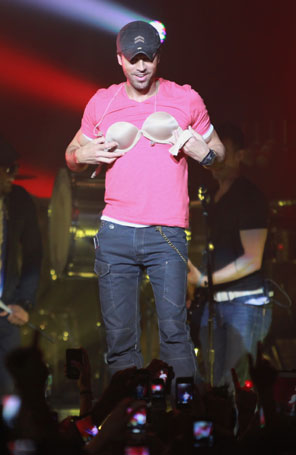 Enrique Iglesias ganha sutiã de fã em <i>show</i> e o veste