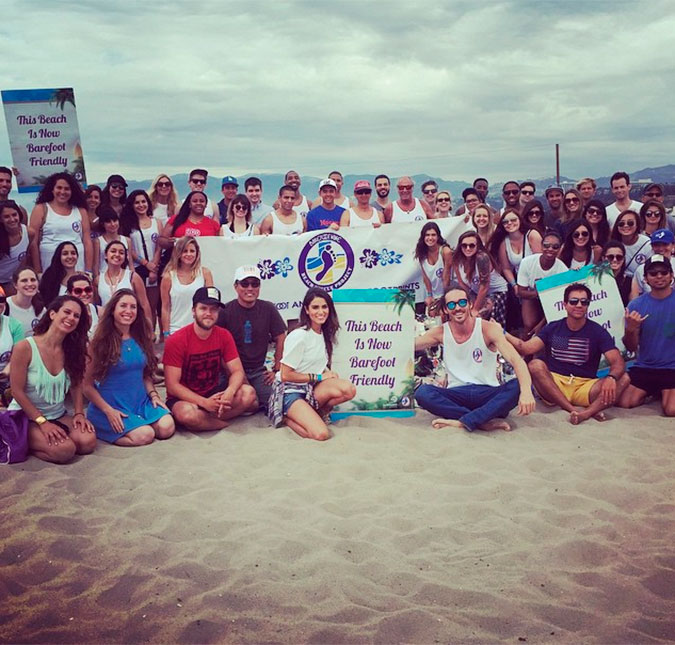 Nikki Reed faz a boa ação do dia e recolhe lixo na praia