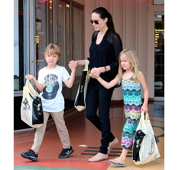 Presentes de aniversário? Filhos de Angelina Jolie saem cheios de sacola de livraria