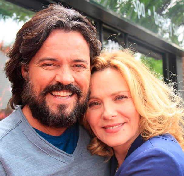 Após contracenar com Kim Cattrall, Felipe Camargo elogia: - <i>Me surpreendi quando soube que ela tinha 58 anos</i>