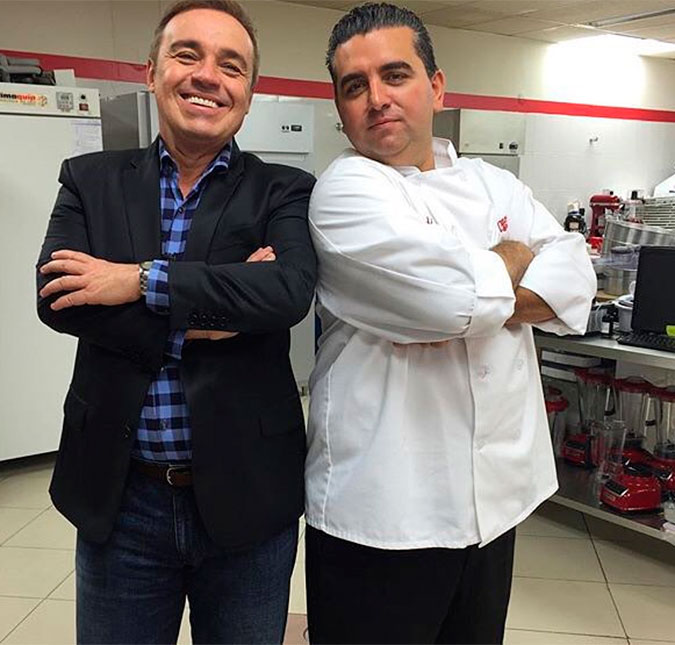 Buddy Valastro, o <i>Cake Boss</i>, usa ponto eletrônico para se comunicar no <i>reality</i> brasileiro <i>Batalha dos Confeiteiros</i>