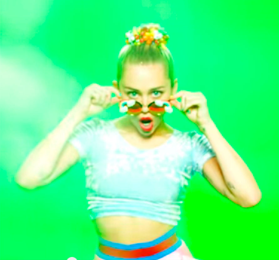 Miley Cyrus coberta por nuvem de fumaça? Assista ao vídeo!