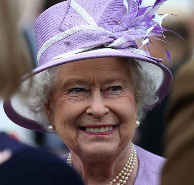 Rainha Elizabeth deixou o Palácio de Buckingham na mão dos turistas e foi aproveitar suas férias de verão