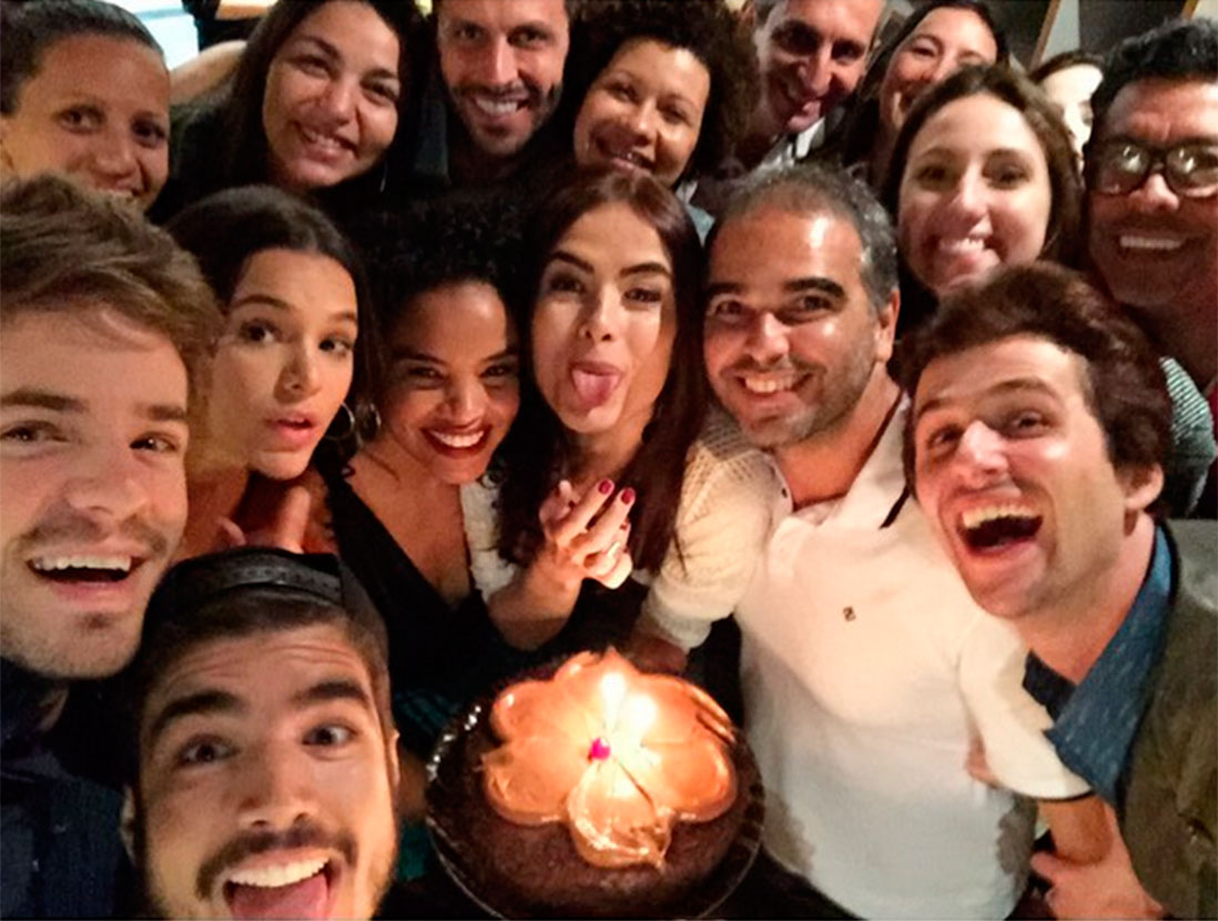 Maria Casadevall ganha bolo de aniversário de seus colegas de <i>I Love Paraisópolis</i>