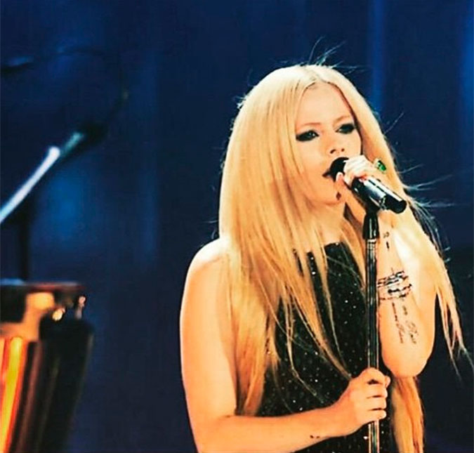 Avril Lavigne sobe ao palco pela primeira vez após tratamento e apresenta novo <i>single</i>, veja o vídeo!