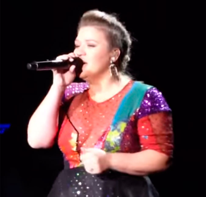 Kelly Clarkson dá uma de Taylor Swift em <i>show</i>, assista!