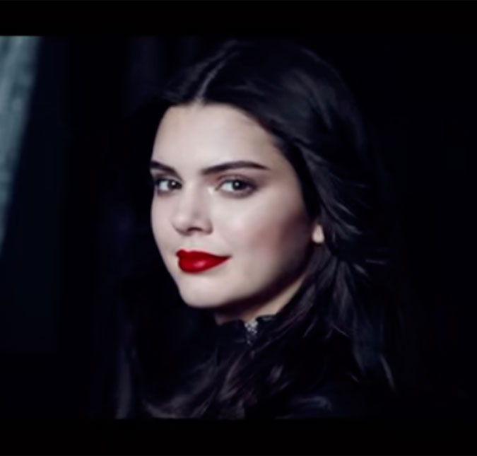 Kendall Jenner mostra o que um batom vermelho pode fazer por uma mulher