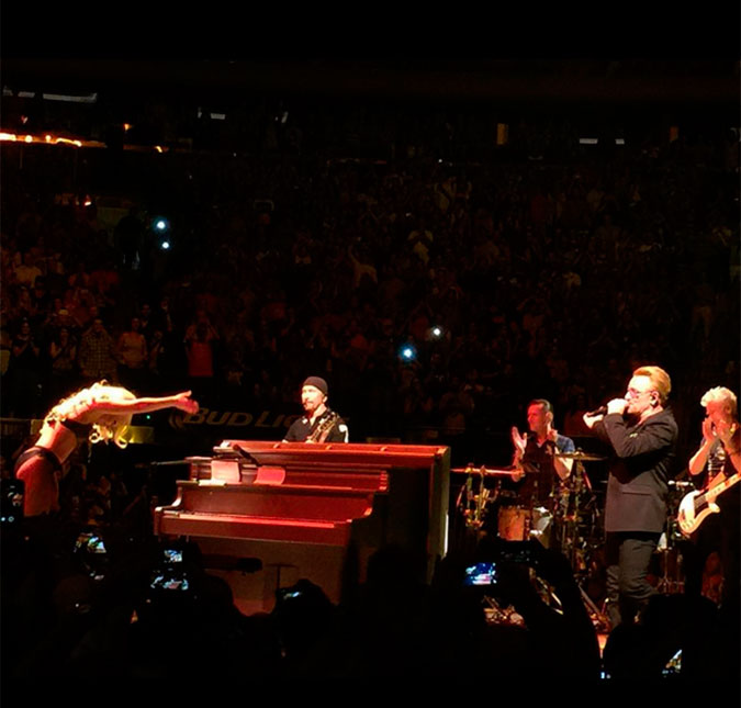 Lady Gaga rouba a cena e o palco de <i>U2</i>, assista!