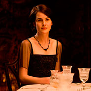 Atriz de <i>Downton Abbey</i> dá adeus à série com fotos dos bastidores. Confira!