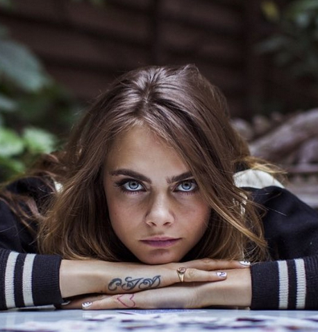 Entrevistador manda Cara Delevingne <i>tirar uma soneca</i>