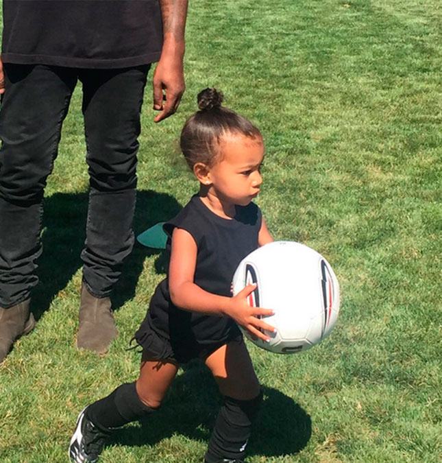 Kim Kardashian mostra mais uma habilidade de North: futebol