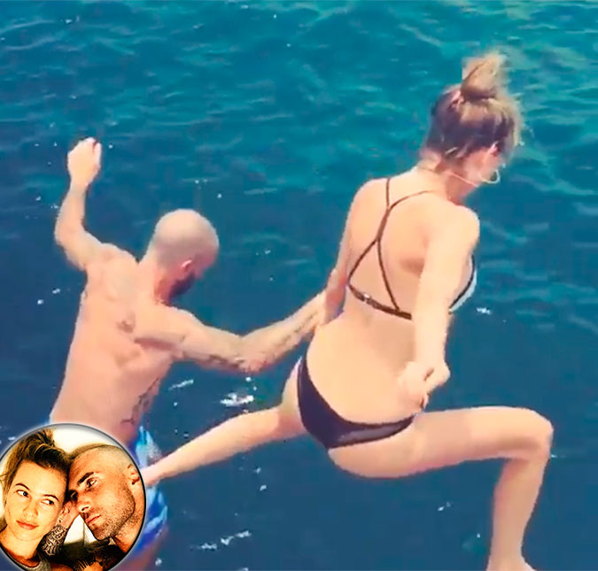 Adam Levine mostra seu amor por Behati Prinsloo até debaixo d'água!