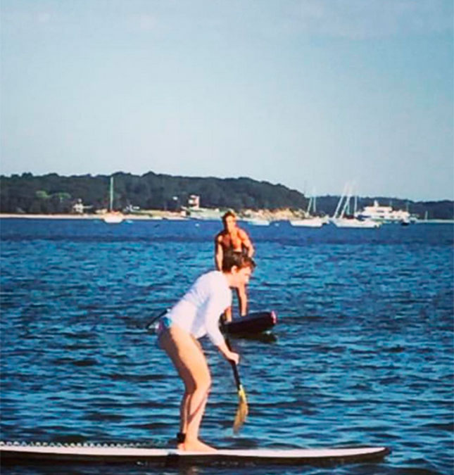 Lena Dunham se desespera em cima do <i>stand up paddle</i>