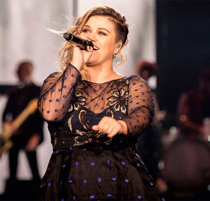 Kelly Clarkson ama tanto a música de Miley Cyrus que decidiu até cantar no seu <i>show</i>, veja!