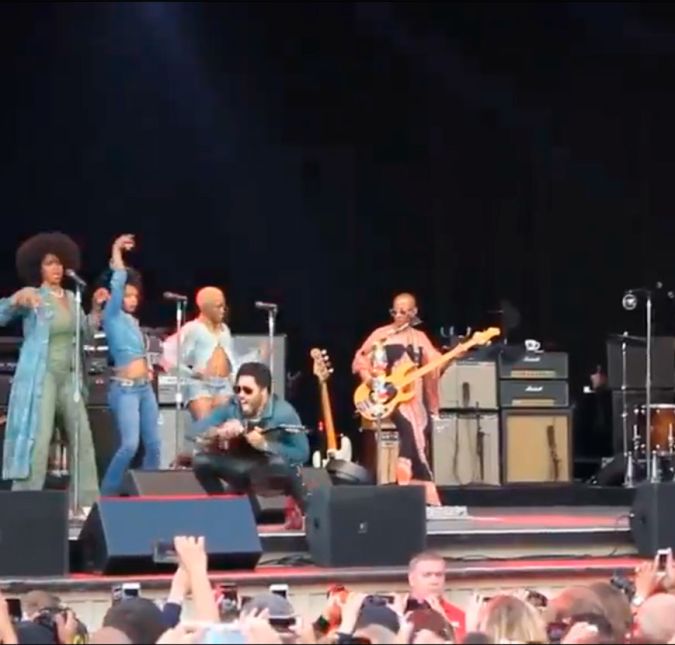 Lenny Kravitz mostrou muito mais do que deveria em seu show em Estocolmo, na Suécia. Vestindo com uma calça de couro colada, a peça não aguentou a empolgação do cantor durante sua apresentação que acabou rasgando e deixando suas partes íntimas à mostra, já que estava sem cueca. De acordo com a People, Lenny interrompeu o show para trocar a calça e poder continuar a cantar.
