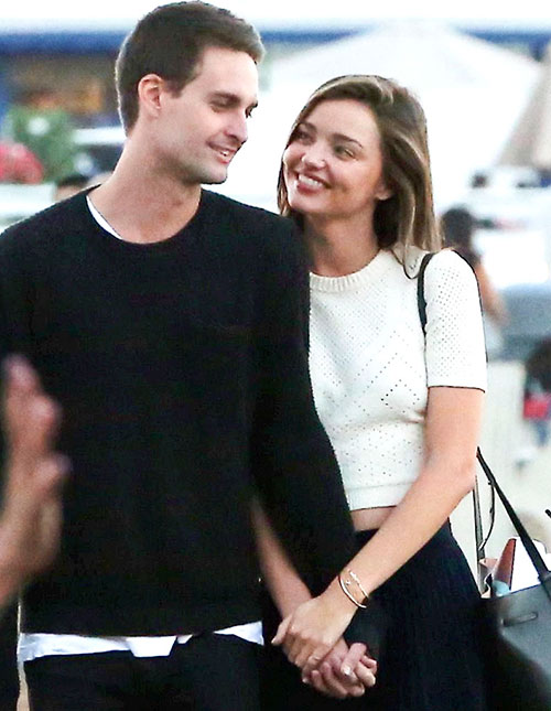 Miranda Kerr prova no olhar que está apaixonada, veja!