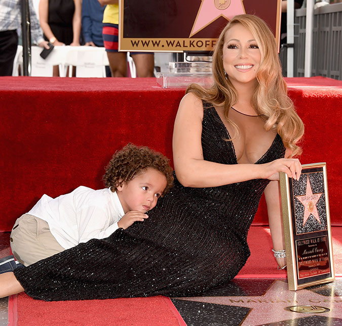 Mariah Carey exibe <i>look</i> decotado ao receber estrela na <i>Calçada da Fama</i>