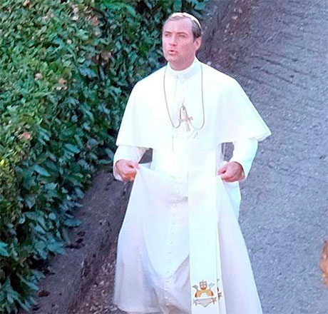 Jude Law anda vestido de Papa por aí