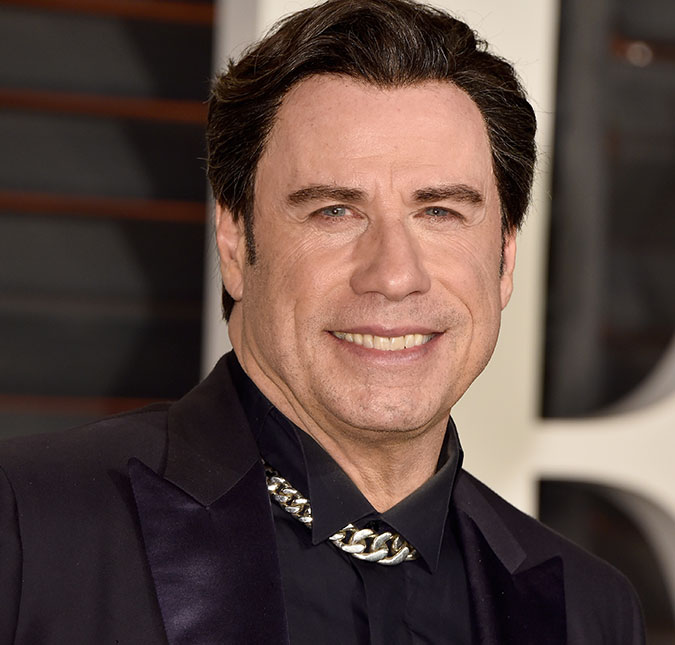 John Travolta ataca de cabeleireiro e corta cabelo de fã