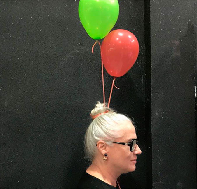 Vera Holtz andou pendurando balões e sacolas no cabelo, mas tem uma explicação!
