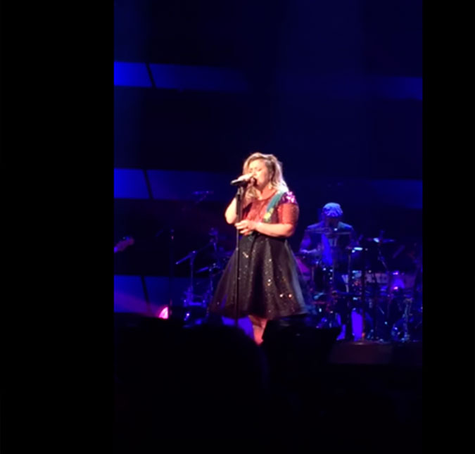 Kelly Clarkson arrasa ao fazer <I>cover</i> da música <I>Purple Rain</i>, veja o vídeo!