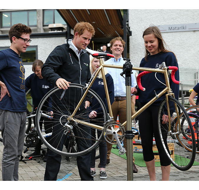 Bicicleta usada por Príncipe Harry vai a leilão. Fique de olho no lance!