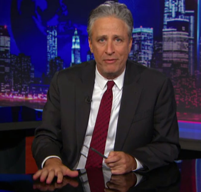 Jon Stewart não resiste à emoção no último <i>The Daily Show</i>