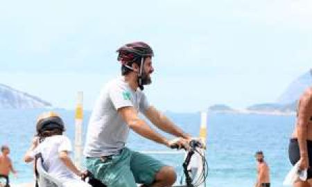 Eriberto Leão passeia de bicicleta com o filho