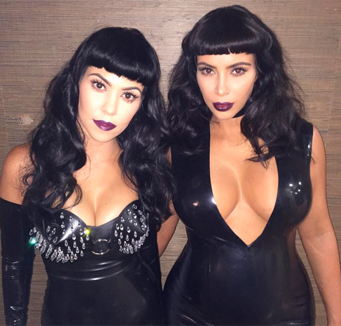 Kim e Kourtney Kardashian mostraram o lado <I>roqueiras</i> em <I>look</I>