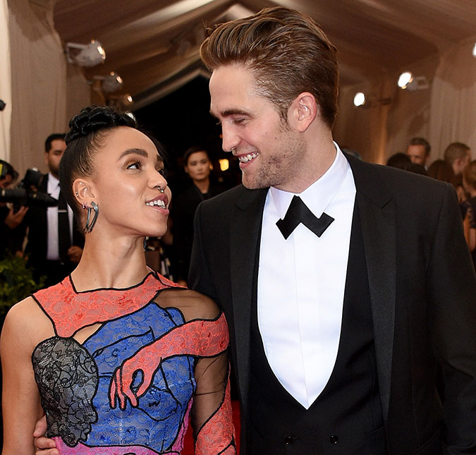 FKA Twigs, namorada de Robert Pattinson, fala sobre suposto noivado e <i>Crepúsculo</i>