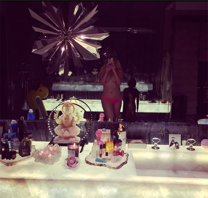 Christina Aguilera entra em fase mais ousada e posta <i>selfie</i> só de calcinha